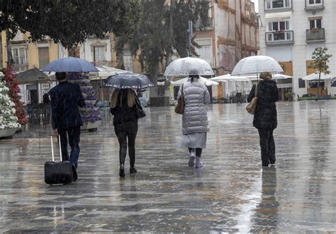 Osoba v nepremokavom odeve chránená pred dažďom