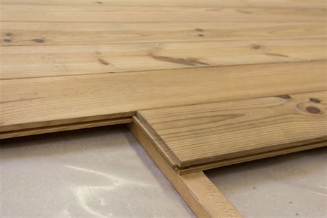 Detail jaseňovej parkety s perom a drážkou