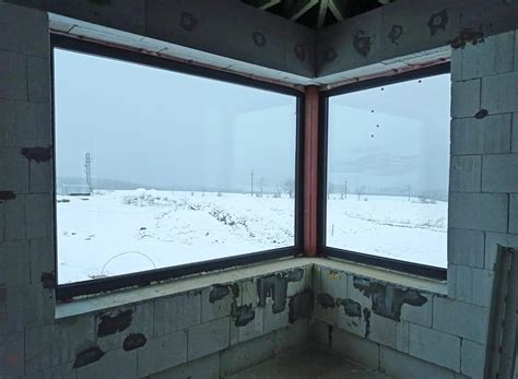 Konštrukcia rohového okna s oceľovým stĺpikom