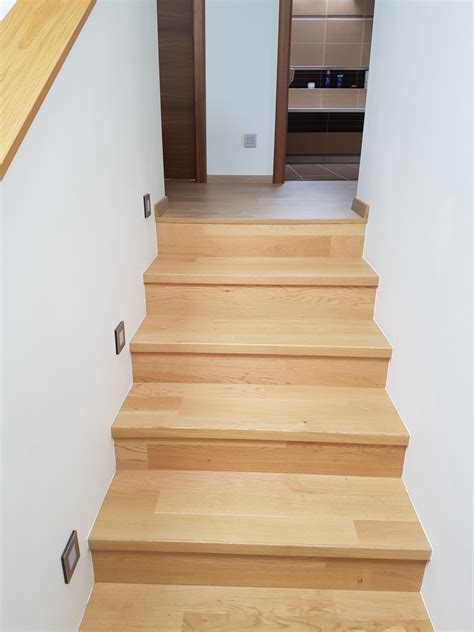 Detail dreveného obkladu schodov