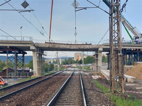 Schéma prierezu železničného mosta s trakčným vedením