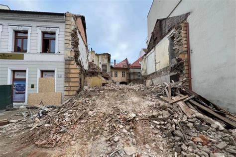 Stará budova na Palackého ulici pred demoláciou v Trenčíne