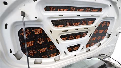 Aplikácia izolačného materiálu na kapotu