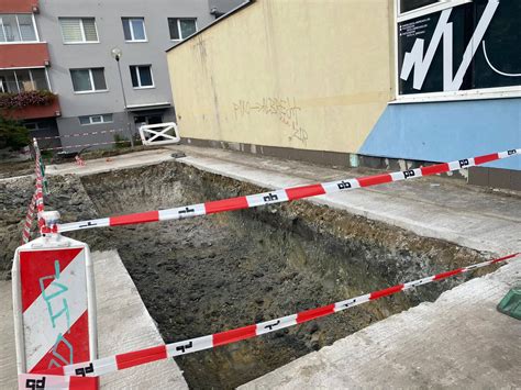 Ukážka pred a po aplikácii grafitovej farby na betónovú plochu