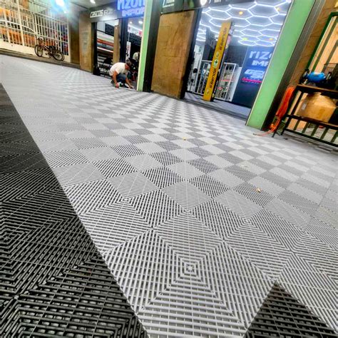 Inštalácia Mosolut PVC dlažby v priemyselnej prevádzke