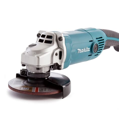 Detail uhlovej brúsky Makita GA5021 pri práci s kovom