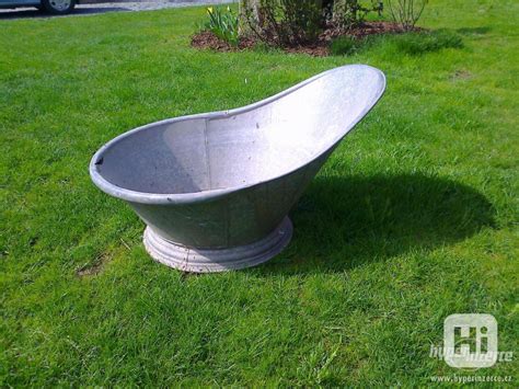 Pozinkovaná plechová vaňa v záhrade