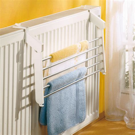 Detail kovového sušiaka na radiátor