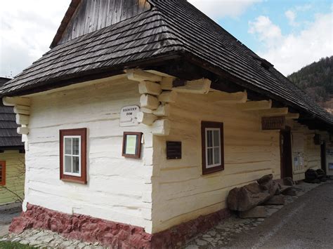 Ukážka tradičného zrubového domu vo Vlkolínci