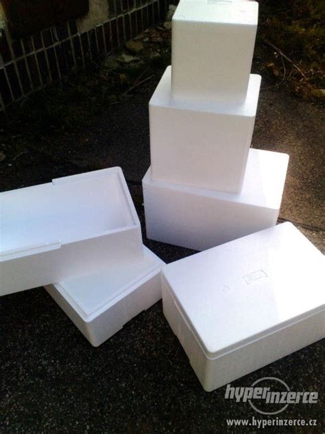 Polystyrénový termobox plný čerstvých krabov