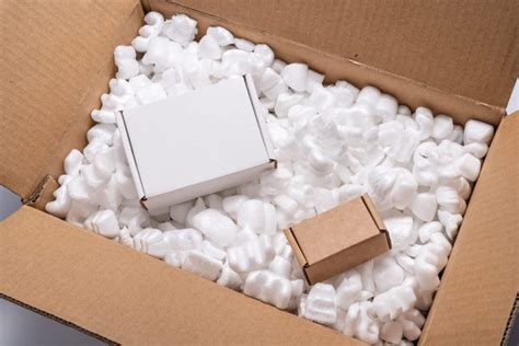 Rôzne polystyrénové obaly v logistickom sklade