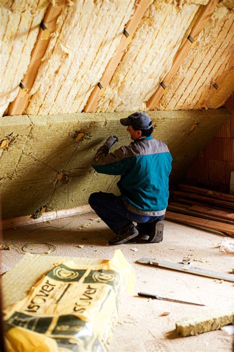 Aplikácia lepidla na izolačné dosky