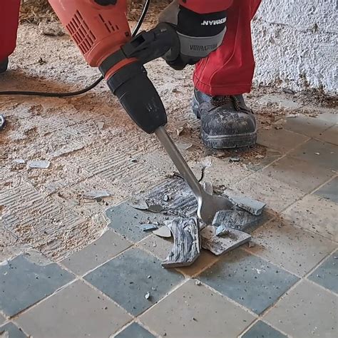 Sekáč na dlažbu a obklad pre renovačné práce