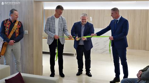 Slávnostné prestrihnutie pásky pri otvorení Domu kultúry v Šali