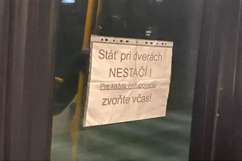 Testovanie prievanu sviečkou pri dverách