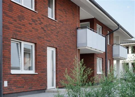 Príklady fasád s tehlovými obkladmi v rôznych architektonických štýloch