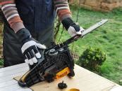 Fotografia profesionála pracujúceho s veľkou reťazovou pílou