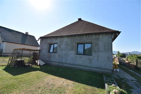 Moderný rodinný dom po rekonštrukcii s upraveným pozemkom