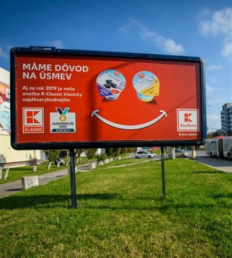 Rôzne typy reklamných A-stojanov podľa materiálu
