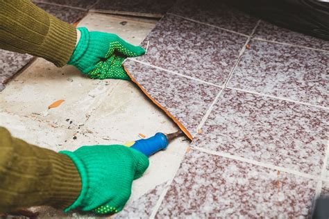 Detailná ukážka opravy a výmeny poškodenej dlaždice