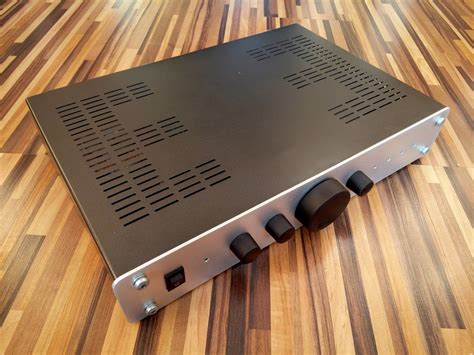 Panel moderného rozhlasového zosilňovača