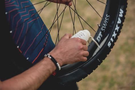 Schéma fungovania bezdušového tmelu v plášti bicykla