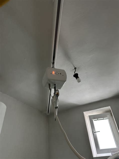 Obrázok znázorňujúci čistenie stropného sušiaka