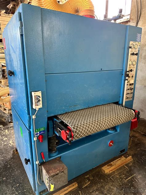 Širokopásová brúska pri práci