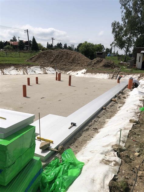 Pokládka prvej vrstvy polystyrénu s prekladaním