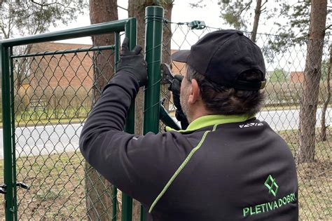Nástroje na napínanie pletiva a opravu drôteného plotu