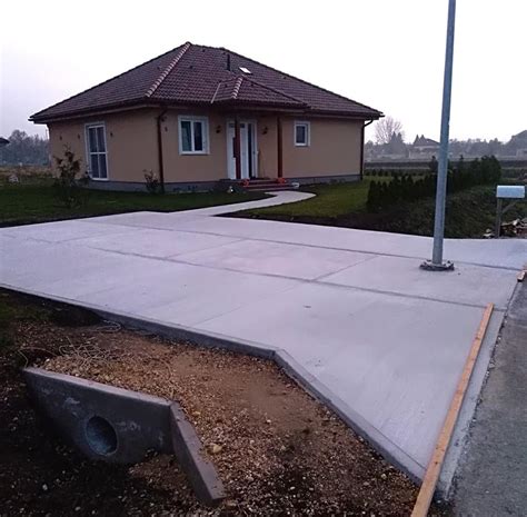 betónová príjazdová cesta pri rodinnom dome