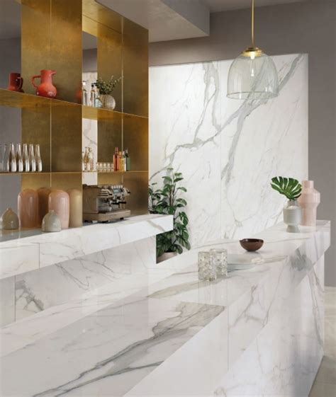 Moderný obklad v imitácii kameňa v interiéri