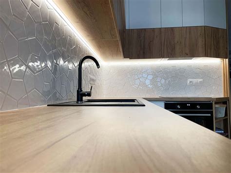 Moderný obklad v kuchyni imitujúci drevo