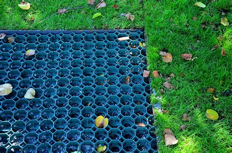 Porovnanie betónovej a plastovej zatrávňovacej dlažby