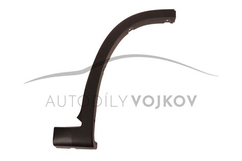 Detailný záber na plastový lem blatníka a bočnú lištu automobilu