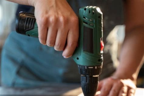 detailný pohľad na akumulátorovú vŕtačku v akcii