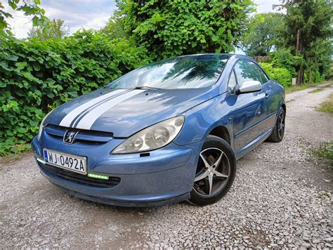 Peugeot 307 CC počas jazdy s otvorenou strechou