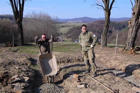detailná príprava štrkového lôžka v jame