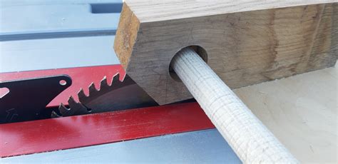 Detail nastavenia uhla rezu na stolovej píle