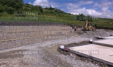 Schéma konštrukcie oporného múru s drenážou