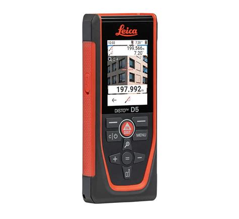 Detailný pohľad na prístroj Leica DISTO D5 v ruke profesionála
