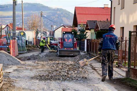 Stavebné práce na ceste v mestskej zástavbe