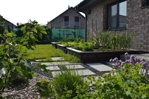 Záhrada pri modernom bytovom dome