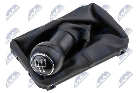 Detailný záber na koženú manžetu radiacej páky v interiéri automobilu