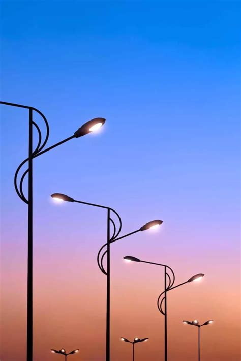 Rôzne typy výložníkov pre verejné osvetlenie