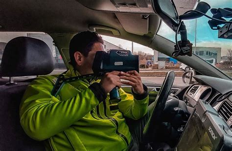 Fotografia profi laseru na statíve pri meraní výšok