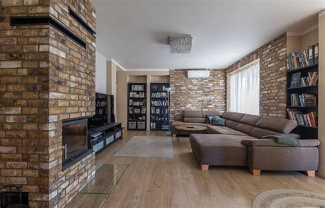 Tehlové obloženie krbu v obývacej izbe