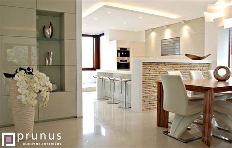 Prepojenie kuchyne a obývačky s krbom