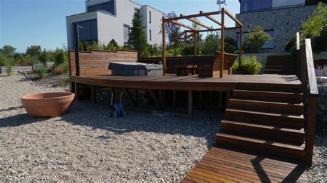 Moderná betónová terasa s relaxačnou zónou