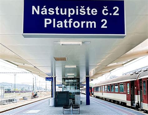 Nové nástupište železničnej stanice Lučenec s cestujúcimi